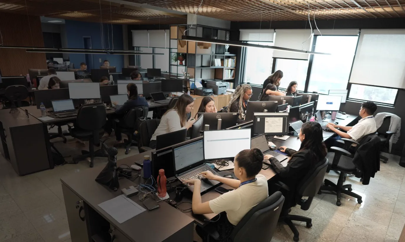 Equipe da DGA trabalhando no andar operacional do escritório